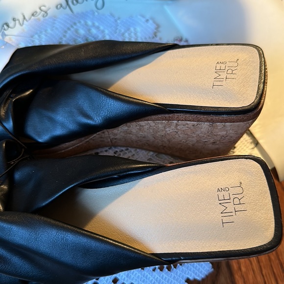 Time & Tru Wedges SZ 7 Black Sandals NWT - Picture 7 of 8